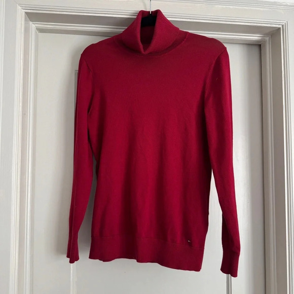 Tommy Hilfiger deep red turtleneck sweater with button detail on sleeve size M - Picture 1 of 9
